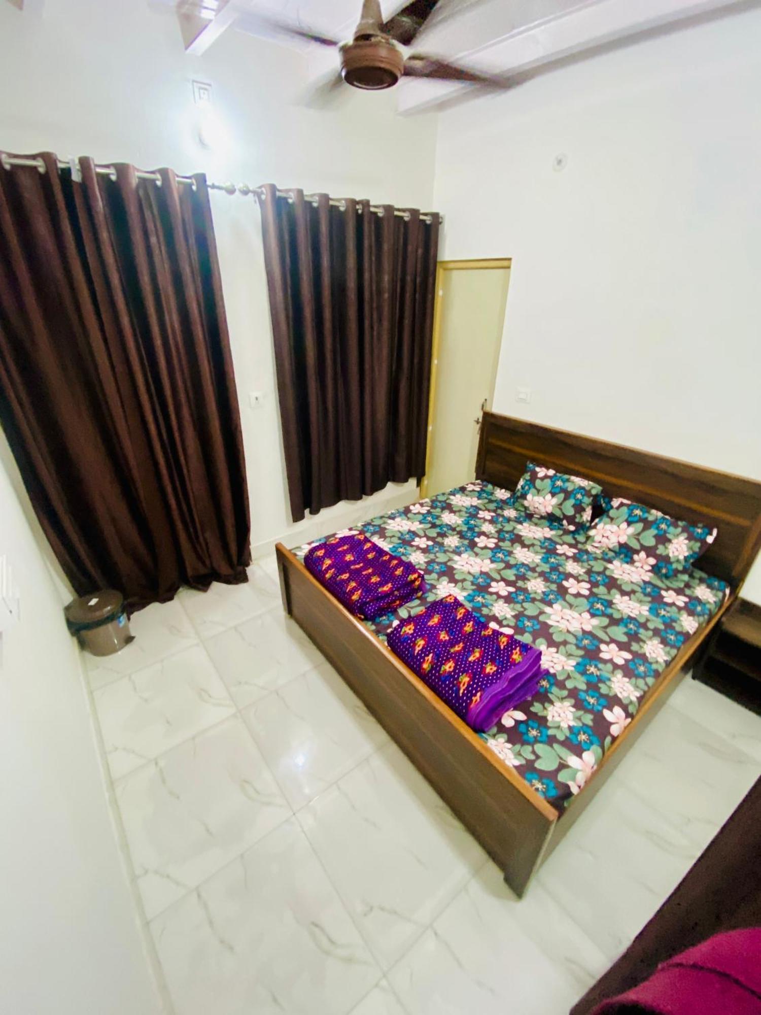 Nirupam Sadan Homestay Vrindāvan Exterior foto